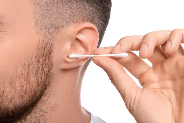 Lấy ráy tai thường xuyên có thể gây điếc tai